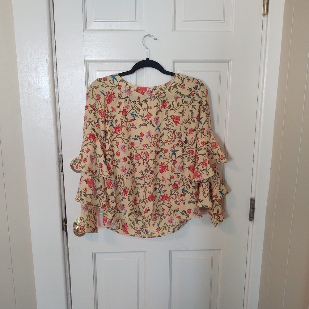 🆓 BOGO! 🆓 NWOT Yellow Floral Shirt